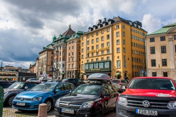 В Швеция собствениците на автомобили рискуват глоби, ако паркират автомобила си на едно и също място твърде дълго. Кола може да бъде паркирана на обществени улици и площади само до пет дни, а след това ще бъде репатрирана. Затова е препоръчително превозното средство да се мести редовно.