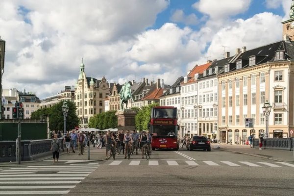 Друг пример за необичайни правила за движение може да се намери в Дания. Там колите имат предимство пред пешеходците на зебра. Ако шофьорите все пак спрат, могат да бъдат подведени под отговорност в случай на произшествие, причинено от това действие &ndash; например удар отзад.