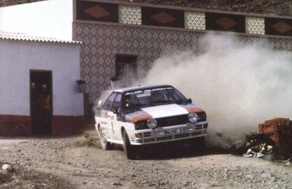 Замислено по начало като състезателен автомобил, Quattro дебютира в рали Алгарве през 1980. Но понеже още не е получило хомологация и няма право да се състезава официално, участва като кола за сигурност. Зад волана е финландският пилот Хану Микола. Времето му е с над 30 минути по-добро... от това на победителя в ралито. 
