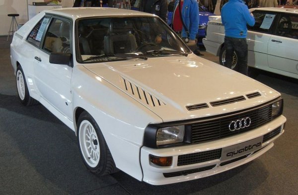През 1985 на пазара се появява Sport quattro - хомологиран за Група В автомобил, който се продава за 200 000 марки (около 154 000 eвро в днешни пари, преизчислени според инфлацията). Само 214 автомобила са произведени, от които за "цивилни" нужди са едва 164. Затова не е чудно, че днес добре запазен екземпляр спокойно може да достигне един милион евро. 
