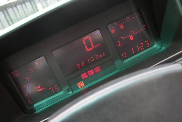 Оригиналното Quattro е с аналогови прибори. През 1983 обаче е въведено ново табло с дигитален екран от течен кристал - първоначално зелен, а от 1988 - оранжев. През 1984 се променят също воланът и централната конзола. 
