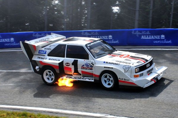 През 1985 Мишел Мутон си пробва силите и в легендарното щатско изкачване на Пайкс Пийк, използвайли леко модифицирана версия на своята кола от рали шампионата. И, разбира се, отвява всякаква конкуреция. Местната звезда Боби Ънсър е ядосан, че семейният рекорд му е отнет, и се държи доста грубо. Мишел невъзмутимо му отвръща: "Ако имаш достатъчно топки, може да се състезаваме и при спускането". 
На снимката е действителната кола от Пайкс Пийк по време на едно ретро рали през 2018. 
