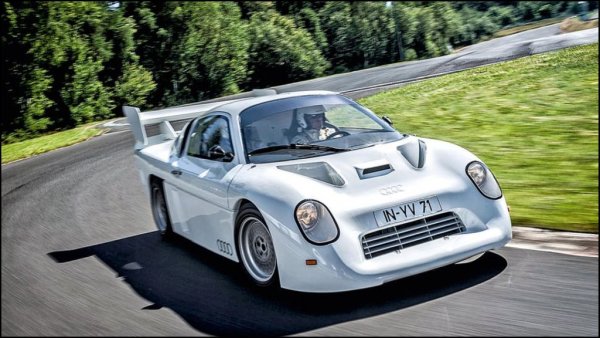 Е2 - автомобилът, с който Рьорл печели последната рали победа - си има предвиден наследник, наречен RS 002. Разработен е тайно от големите началници с идеята да участва в несъстоялата се Група S на световния шампионат. За допълнителна секретност, пътните тестове се правят отвъд Желязната завеса, в Чехословакия. 
