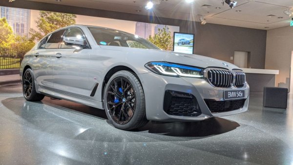 През юли продажбите на "петицата" почти догониха темпото от миналата година, но паузата през пролетта трудно ще се навакса, а и към края на годината се задава фейслифтът на модела. 
