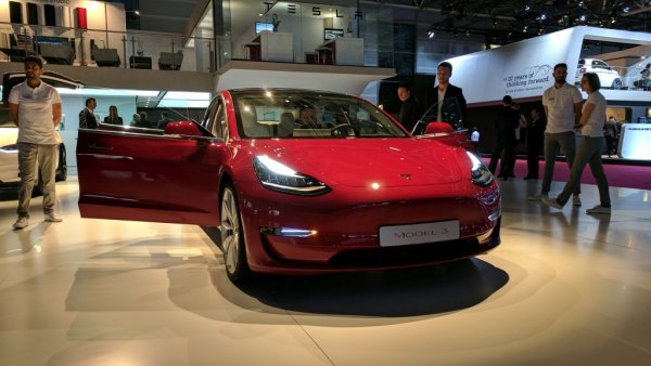 Американският електромобил също отчита спад от около 7000 автомобила спрямо същия период на 2019. Част от обяснението е в забавените доставки заради карантината. Друга част - в пазарния дебют на още доста електрически конкуренти в Европа. 
