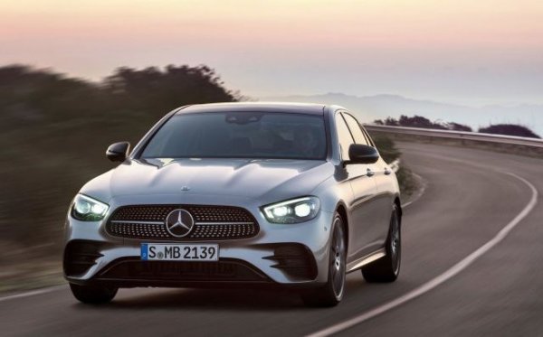 E-класата също е в очакване на съществен фейлслифт, което обяснява и чувствителния спад на годишна база - през 2019 за същия период реализираните сделки бяха почти 65 000. 
