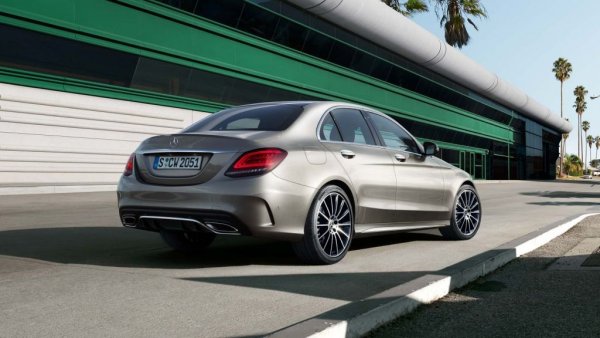 Компактният седан на Mercedes е сред най-потърпевшите от кризата - продажбите са с почти 49% по-малко от същия период на 2019.
