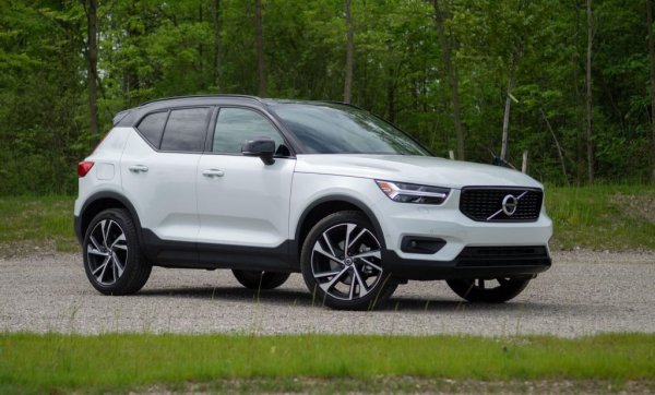 Най-продаваният компактен кросоувър в премиум сегмента обаче не е германски. Произвежданото в Белгия XC40 до момента подобрява резултата си от 2019 с почти 4600 автомобила, и вероятно ще дръпне още с дебюта на чисто електрическата му версия. 
