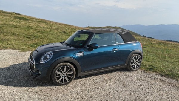 Тук в сметката влизат Hatch и вариантът с пет врати, но не се броят Clubman и Countryman. Продажбите все още са с около 19 000 под нивото от миналата година, но наесен се чака сериозен тласък от електрическото Cooper SE. 
