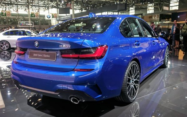 Българските клиенти на BMW почти напълно са отписали "тройката" за сметка на кросоувърите от Х-гамата, но в Европа тя си остава най-продаваният модел на баварците, и всъщност резултатът й през тази година е с 383 автомобила по-висок от миналогодишния. 
