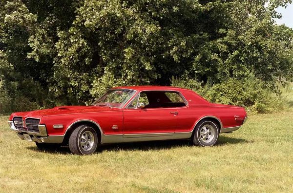 Стандартният XR-7 се задоволява с 302 кубически инча V8 (4,9 литра, 233 к.с.) с карбуратор с четири цилиндъра. Cougar XR-7 с пакета GT пък включва мощен 390 кубически инча (6,4 литра, 324 к.с.) V8, подобрено окачване, по-мощни спирачки, изпускателна система с ниско съпротивление и други джанти и гуми. Един от най-готините Cougar? XR-7 GT-E (на снимката) е безспорно чудовище със своя V8 двигател с 395 конски сили и 427 кубически инча (7,0 литра)! Освен това е много рядък - през 1968 г. са произведени само 256 бройки.
