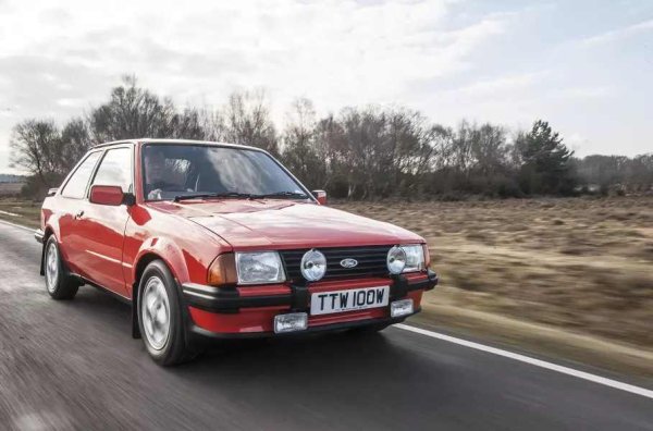 Ако за Mercury обозначението XR-7 е обвързано с конкретен модел и има специфично смислово натоварване, в случая с Escort може да се говорим за отделно семейство. Или, както сега е модерно да се казва, спортна подмарка. Първият такъв модел е XR3, базиран на усъвършенстваната трета итерация. Преминаването към шаси с предно задвижване позволява на колата да хвърли ръкавицата на Volkswagen Golf и Honda Civic. И наличието на нещо пъргаво, което да съперничи на Golf GTI, е почти задължително.
