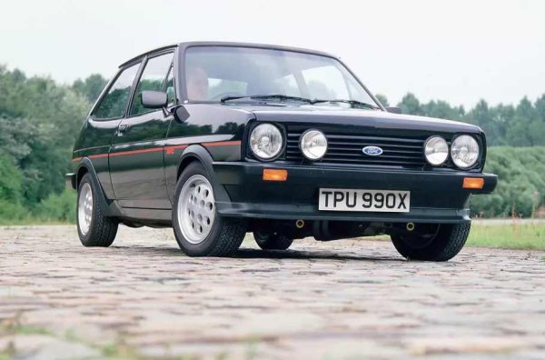 Малката Fiesta има доста пъргави модификации от пускането на модела на пазара през 1976 г. Например, S очевидно е Sport. Оборудван е с 1,1-литров двигател (53 к.с.) и сега изобщо не изглежда спортен. Последван е от SuperSport с 1,3-литров, който тества почвата и пазарните настроения за пускането на пазара на "горещата" Fiesta XR2 през 1981 г.

Хот-хечът е оборудван с Kent Crossflow (1,6 литра, 83 к.с.), което му позволява да развие 60 мили в час (97 км/ч) за по-малко от 10 сек. и максимална скорост от около 170 км/ч. В същото време има твърдо окачване и предни вентилирани дискови спирачки. И за да изпъкне колата на фона на по-простите Fiesta, компанията нарисува ярки ивици върху каросерията, инсталира колела със специален дизайн, заден спойлер и други атрибути на "уличен гадняр".
