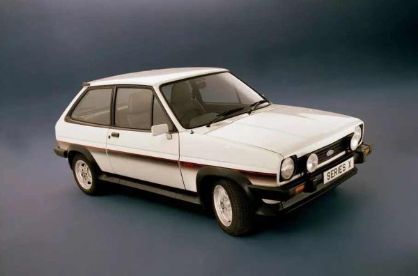 През 1984 г. Fiesta XR2 получава 5-степенна механична скоростна кутия и двигател с мощност 97 к.с. В края на десетилетието е пуснат XR2i с инжектор. Спортната версия просъществува до 1994 г. (по това време тя е част от хечбек гамата от трето поколение), но, както в случая с Escort, не се смята за предложение от най-висок клас. Върхът е Fiesta RS Turbo (133 к.с.) и нейният наследник RS1800 с атмосферен 1,8-литров двигател с почти същата мощност.

