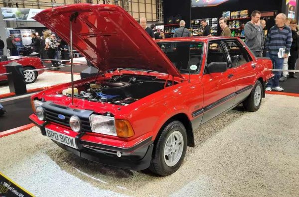 Ford не е само САЩ и Европа. Вече затвореното австралийско подразделение създава уникална версия за местния пазар. Южна Африка също има някои интересни модификации. Като например Cortina XR6. Името добре известно на британците и други страни. Това е името на средноразмерния модел, който предава щафетата на Ford Sierra в началото на 80-те.

XR6 обаче е истинско африканско творение. Характеристиките му включват трилитров Essex V6 с долен разпределителен вал (139 к.с.), съчетан с четиристепенна ръчна трансмисия. Задното окачване е адаптирано за работа в трудните условия на Черния континент.
