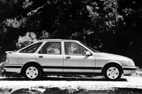 80-те години преминават под знамето на Audi Quattro. Ford очевидно не иска да изостави и показа XR4x4 на изложението в Женева през 1985 г. Каросерията е стандартна, предлага се и като лифтбек с пет врати и комби, но със система за задвижване на всички колела, която разпределя две трети от тягата към задния мост. Първоначално е инсталиран 2,8-литров V6 Cologne с механично впръскване на горивото Bosch K-Jetronic. В края на десетилетието е заменен от 2,9-литров двигател с електронно впръскване.
