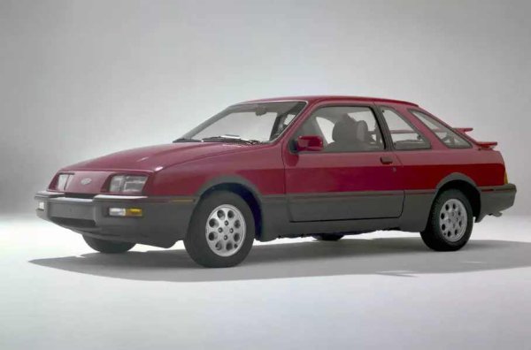 От европейския XR е направена невероятна спортна кола за американския пазар. Заради него Ford измисля отделна марка Merkur и възлага на дилърите Lincoln-Mercury да се заемат с продажбите. Моделът така и не успява да се конкурира при равни условия с европейския премиум. Понякога по нелепи причини. Американците имат проблем с произнасянето на думата Merkur, тривратката изглежда като извънземна в шоурумите на Lincoln-Mercury, а дилърите очевидно не разбират как да я продават.
