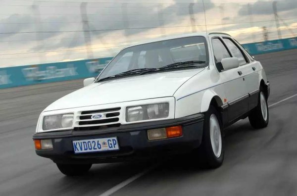 Споменатата по-рано Cortina XR6 не е единственото специално издание за южноафриканските ентусиасти. Sierra XR8 е неин сънародник. Сигурно би се чувствала страхотно в Австралия или САЩ. И изглежда като свиреп варварин на фона на европейската XR. Всичко е заради V8 на Ford Mustang (4,9 литра, 219 к.с.). За да се компенсира теглото на никак не лекия двигател, са използвани по-твърди пружини (с 50% отпред и с 40% отзад). В същото време има 11-инчови спирачни дискове с четирибутални апарати, които спират цялото това великолепие.
