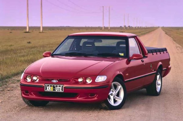 Гамата Falcon за австралийския пазар е достойна за отделна статия. Тук обаче ще сме кратки. Мощните и бързи XR6 и XR8 се раждат в зората на 90-те благодарение усилията на подразделението TVE (Ford Tickford Vehicle Engineering). Първият има 4-литров редови "шестак" (216 к.с.) с персонализиран разпределителен вал и подобрени глави на цилиндрите. Вторият се задвижва от 4,9-литров V8 Windsor. Снимката показва версията каросерия ute или coupe utility (лекотоварен пикап).
