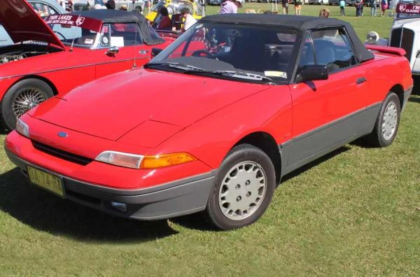 По едно време Ford беше обсебен от името Capri. Славното европейско купе Capri (1969-1986) и Lincoln Capri (1952-1959) са само върхът на айсберга. Ами всичките Mercury Capri! Американски "клонинг" на европейския Capri, вариация по темата за третото поколение Mustang... Австралийското подразделение не остана встрани. Вярно е обаче, че роудстърът със същото име има специална генеалогия - платформата за задвижване на предните колела на Mazda 323 и "четворката".
