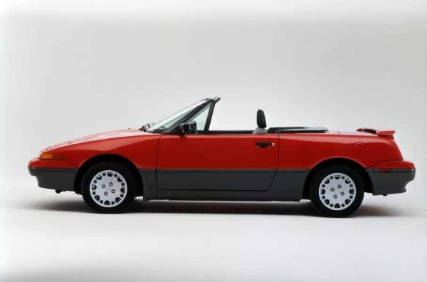 Capri XR2 се предлага или с 1,6-литров двигател с атмосферно пълнене (83 к.с.) или с агрегат с турбокомпресор (136 к.с.). Подобен спортен автомобил за американския пазар, който беше популяризиран под марката Mercury (да, още един Mercury Capri!) във формата XR2 обаче беше наличен с четирицилиндров двигател с турбокомпресор.
