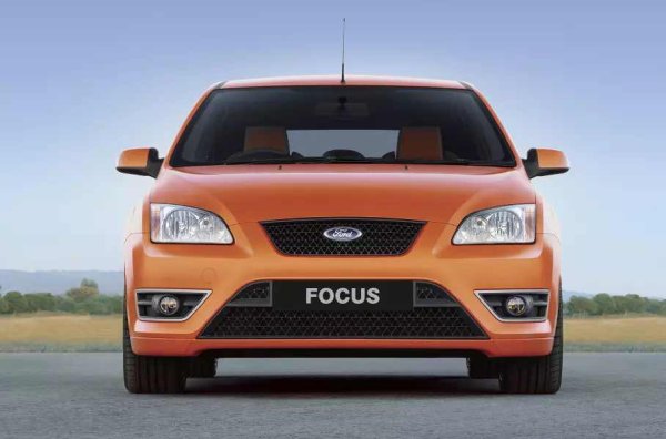 Числото до буквите XR често показва броя на цилиндрите. Сигурно вече сте се досетили, че Focus XR5 е брат на второто поколение хот-хеч Focus ST за Австралия и Нова Зеландия. Под предния капак е същият 2,5-литров петцилиндров двигател с турбокомпресор на Volvo (225 к.с.), съчетан с шестстепенна механична скоростна кутия.
