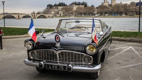 Пак на Опрон, като най-млад в дизайнерския отдел, е възложено да пригоди съществуващата вече Vedette като президентска лимузина за Шарл де Гол. 
