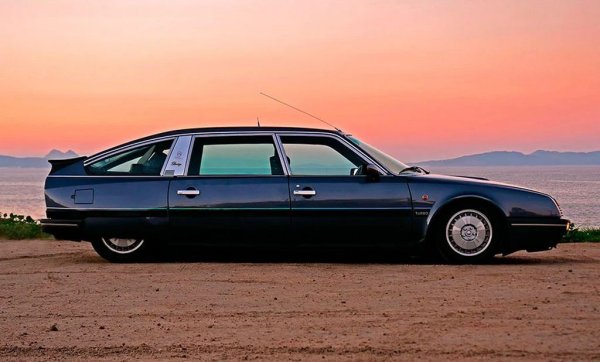 Последният проект на Робер Опрон за Citroеn. В началото на 70-те вече идва време за раздяла с остарелия DS, който е на пазара почти две десетилетия. Вместо да се мъчи да създаде пряк наследник, Опрон предпочита да създаде една по-голяма версия на успешния GS. CX ще остане в производство над 17 години и мнозина до ден-днешен го сочат като "последния истински Citroen", преди компанията да бъде погълната от Peugeot. 
