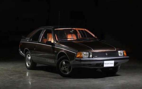 Опитът на французите да превземат американския пазар се оказва скъпоструващ провал, но поне ни оставя един паметен автомобил. Fuego е базирано върху Renault 18, но с много по елегантен дизайн, дело на Мишел Жардан и Робер Опрон. 
