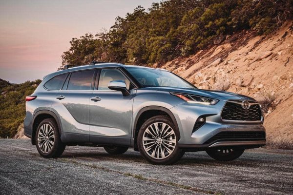 Както при толкова много други автомобили в средата на 30-те най-продавани глобални модела през 2022 г., Toyota Highlander отбеляза спад в продажбите в сравнение с 2021 г. Спадът беше с 8% спрямо броя от предходната година, въпреки че Highlander все още отбеляза 405 600 продажби по целия свят.

Спадът в продажбите доведе до това, че Highlander или Kluger, както е продаван на места като Австралия, падна от общо 13-о през 2021 г. на 15-о място през 2022 г. В Toyota обаче едва ли се притесняват, тъй като имат още 5 модела, които се нареждат преди Highlander в класацията за продажби.