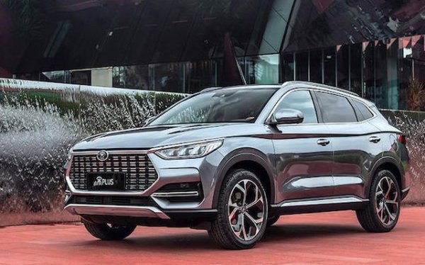 BYD не се спира с пускането на нови автомобили на вътрешния пазар в Китай. През 2020 г. Song Plus пристигна като компактен кросоувър с бензинови и електрически опции за задвижване. Малко по-голям от своя брат Song Pro, Plus е позициониран като по-луксозен модел.

Китайският производител на автомобили очевидно познава добре своя пазар, тъй като Song Plus се изстреля от 130-о място през 2021 г. до 13-то през 2022 г. с пристигането на електрическия модел. Сега това представлява огромната част от продажбите и се наблюдава сензационно увеличение от 210% на продажбите от 2021 до 2022 г.