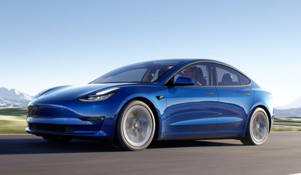 Популярността на електромобилите в западните страни, както и в Китай, поддържат силни продажбите на Tesla Model 3 през 2022 г. Имаше леко смекчаване през 2022 г. с 3% спад в продажбите в сравнение с 2021 г., но Model 3 все пак достигна впечатляващите 482 200 продажби в световен мащаб.

Model 3 е и втората Tesla в Топ 10 за продажби през 2022 г.. Този спад в продажбите на модела означава, че той пада с едно място от предишното си девето място през 2021 г.