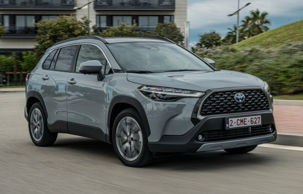 Скокът в продажбите на Toyota Corolla Cross или Frontlander, както още се нарича, е огромен. През 2021 г. той се намираше на 115-о място, но изскочи до осмо като цяло през 2022 г. Пуснат на пазара през 2020 г., Corolla Cross страдаше от недостиг на доставки, предизвикан от пандемията, поради което беше пълноценното му производство започна през 2022 г.

Така Corolla Cross в крайна сметка записва 221% ръст на продажбите от 2021 г. до 2022 г. Това е най-голямото процентно увеличение на автомобил в Топ 50 на най-продаваните в световен мащаб през 2022 г.