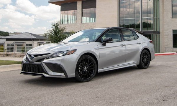 Camry е опората на огромните глобални продажби на Toyota, дори и да не е толкова атрактивна, колкото са Hilux или RAV4. По-скоро Camry просто осигурява на много водачи удобен и надежден транспорт до крайната точка.

Ето защо толкова много шофьори в САЩ и на други пазари продължават да се връщат към Camry и защо той продаде 673 300 единици през 2022 г. във време, когато съперници като Ford и GM напускат изцяло арената на седаните. Спадът е от едва 1% в сравнение с продажбите през 2021 г. Това беше достатъчно за Camry да отстъпи статута си на най-продаван автомобил в Австралия на Tesla Model 3.