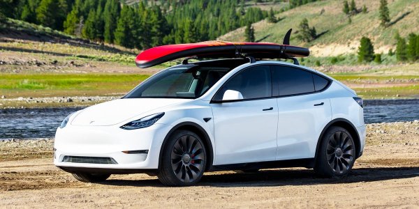 От 19-о място през 2021 г. до общо трето през 2022 г. е огромно постижение за Tesla Model Y. Нарастващото търсене на електромобили играе голяма роля в тази история на успеха, според която продажбите на Model Y се подобряват с 91% на годишна база от 2021 до 2022 г.

Друг фактор е, че Model Y е правилният автомобил за пазара точно сега, тъй като купувачите искат SUV, но без свързаните с тях експлоатационни разходи. Ето защо Tesla сега рутинно оглавява класациите за продажби в много европейски страни.