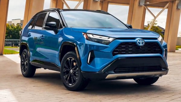 За втора поредна година Toyota RAV4 е най-продаваният автомобил в света и единственият, който надхвърли един милион произведени бройки през 12-те месеца на 2022 г. Това е изключително впечатляващо постижение, подпомогнато от продължаващото търсене за средни SUV на много от най-големите пазари по света.

Това, което занимава повече умовете на Toyota обаче, е спадът от 10% в продажбите на RAV4 и неговата сестра Wildlander през 2022 г. в сравнение с 2021 г. Притесненията на японците идват и от увеличението на продажбите на Tesla Model Y. Утеха обаче може да се потърси във факта, че RAV4 остава лидер в категорията в САЩ и няколко други ключови пазара през 2022 г.