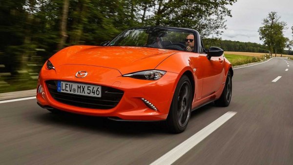 Този роудстър с право е считан за еталон на лекота, управляемост и супер усещания зад волана. Mazda MX-5 се произвежда в няколко поколения над 30 години, без да губи спортната си форма и качествата, заради които феновете толкова много го харесват. MX-5 се продава в Европа като роудстър със сгъваем мек покрив, както и с твърд прибиращ се във версия RF. Гамата двигатели се формира от атмосферни бензинови "четворки": 1.5 SKYACTIV-G с мощност 132 сили и 152 Нм, и 2.0 SKYACTIV-G с 184 к.с. и 205 Нм. И в двата случая е налична 6-степенна механична скоростна кутия, макар че версията RF се предлага и с класическа автоматична трансмисия.