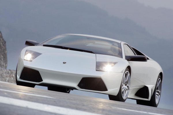 Тест-пилотът на Lamborghini - Джорджо Сана, успя да завърти една обиколка на „Северната дъга“ с предшественика на Aventador за същото време като Veyron, въпреки че моторът на Murcielago – 6,5-литров V12, е с 356 к.с. по-слаб от този на Bugatti.