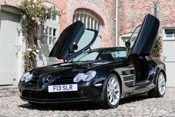 Моделът SLR е почти на 20 години, но заедно с Porsche Carrera GT и Ferrari Enzo той беше на върха на суперколите в началото на века. Под капака му е поставен V8 с компресор и мощност 617 к.с., но и той не му помага да изпревари Audi RS 3 на Северната дъга.