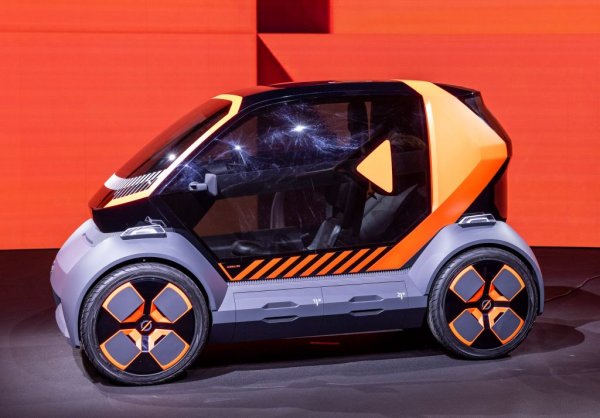 Все още това е само обявяване на планове, а не решение. Тепърва ще се обсъжда. На този етап не променя плановете ни. Но и не е нещо, което можем да пренебрегнем. За момента оставяме много гъвкави и за двата сценария - внезапен масов преход към електромобили, или запазване на двигателя с вътрешно горене под формата на хибриди. Държим отворени всички опции, и ще очакваме да видим какво ще е окончателното решение. Готови сме и за двата сценария. 
Предизвикателството при първия вариант е как да имаме същата доходност от електромобилите, каквато имаме днес от моделите с ДВГ. За момента това не е постижимо. 
