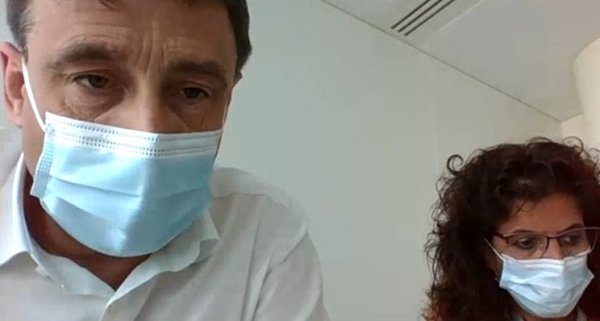 Когато говорим за батерия с твърд електролит, трябва да уточним какво имаме предвид. Има разлика между батерия с твърд електролит, и изцяло твърда батерия. Някои конкуренти наричат "батерия с твърд електролит" технология, при която все още има малка течна част в електролита. Но при тази схема не можеш да получиш двете основни предимства на твърдите батерии - отпадналата нужда от охлаждане, и високата енергийна плътност. Затова смятаме, че истинският пробив ще е батерия с изцяло твърд електролит, при която се надяваме да получим 1000 ватчаса за литър - с поне 30-35% повече от батериите, които имаме днес. За целта трябва да доразвием полимерната технология, която още не е готова за серийно производство. Не сме овладели напълно тази технология, нито пък за момента знаем как да постигнем икономически съобразна цена при нея. Когато постигнем тези две неща, твърдата батерия ще ни позволи да намалим осезаемо цената, защото няма да има нужда от охладителна система. А и рискът от пожар при нея е съвсем минимален. 
