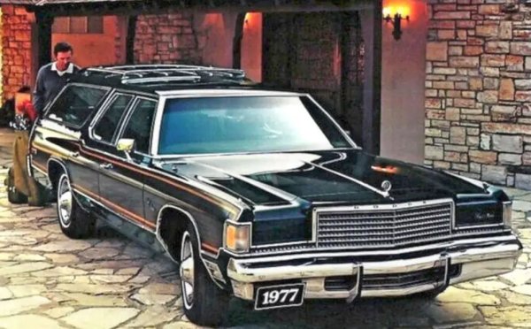 През втората половина на XX век Dodge произвежда много видове Monaco. Този, който ни интересува тук, е Royal Monaco Brougham Wagon от средата на 1970 г., комби, което не е най-голямата северноамериканска кола за времето си, но въпреки това се доближава дори до Bugatti Royale по дължина.

Базиран на пълноразмерната C платформа на Chrysler, той е дълъг точно 5827 мм, което го поставя много малко по-напред от най-дългото Bentley.
