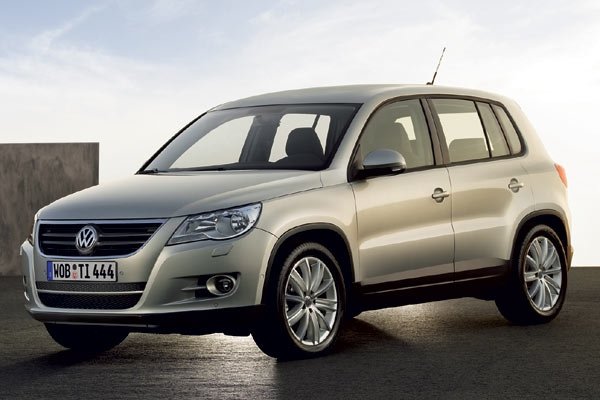 Дизайнът е издържан в най-добрите традиции на времето, но като че ли е малко скучен? Няма хромирани елементи по предницата, страничният изглед е класически