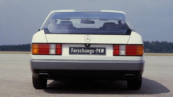 Инженерите на компанията обърнали специално внимание на аеродинамиката - коефициентът на съпротивление на Auto 2000 бил 0.28, за да се избегне ефектът на въздушната спирачка. За целта било заложено на автомобил с т.нар. "опашка на Kamm" - дизайнерско решение на специалиста по аеродинамика от 30-те години Винбалд Кам. Казано иначе - дълъг и скосен покрив, коийто рязко слиза надолу, за да помогне на въздуха да минава по-бързо и леко над автомобила. Решение, възприето от всеки екологичен автомобил в наши дни.