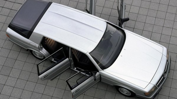 От Mercedes опитали три различни моторизации за прототипа. Едната била с 3,8-литров V8 бензинов двигател с иновативната за 1981 технология за изключване на цилиндрите при нужда. Другият агрегат бил 3,3-литров 6-цилиндров туинтурбо дизел (който постигал дори 7,5 л/100 км) а третата опция била за газова турбина.