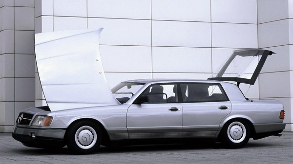 Auto 2000 е далеч от понятието "автомобилна фантасмагория", каквито неща бяхме свикнали да виждаме в шоу-проектите от края на 20 век. Странично отварящия се капак на мотора и стъкленият капак на багажника са били най-характерните елементи, а от Mercedes заложили на иновациите за сигурност в колата - предпазните колани отпред били монтирани директно на седалките, била налична система за ограничаване на движенията на децата при возене, а борните били с мисъл за предпазване на пешеходци при евентуален удар.