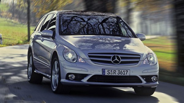 Някои стилистични заемки от прототипа можели да бъдат открити в модела SEC (S-class купе), също представен през 1981 г.

С малко въображение ако се загледате в Mercedes R-Class от 2005 година и се поразровите по темата Auto 2000, ще видите, че в двете коли има немалко сходство. А по-интересното е, че при лансирането си моделът R350 е с 3,5-литров V6 бензинов двигател, има разход от 9,6 л / 100 км, тежи около 2,1 тона и има немалък товарен капацитет. Учудващо е как предсказание на повече от 20 години става реалност...