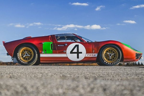 Един от най-легендарните издръжливи състезателни автомобили на всички времена беше продаден на търга RM Sotheby's по време на Седмицата на модата в Маями за впечатляващите 13.2 милиона долара. Този Ford GT40 Mk II от 1966, шаси P/1032, се отличава с невероятна състезателна кариера, включително второ място на &bdquo;12-те часа на Себринг&rsquo;&rsquo; и участие в &bdquo;24 часа на Льо Ман&rsquo;&rsquo;.