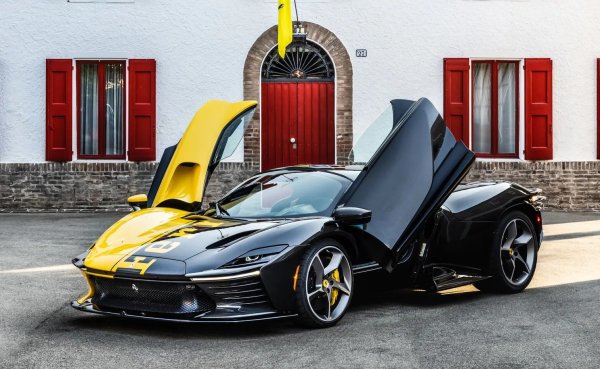 На трето място е Ferrari Daytona SP3 Tailor Made, продаден на изложението за класически автомобили Pebble Beach от RM Sotheby's за 26 милиона - това е най-скъпият нов автомобил, продаван някога на търг, дарен от италианския производител като част от благотворителна продажба.