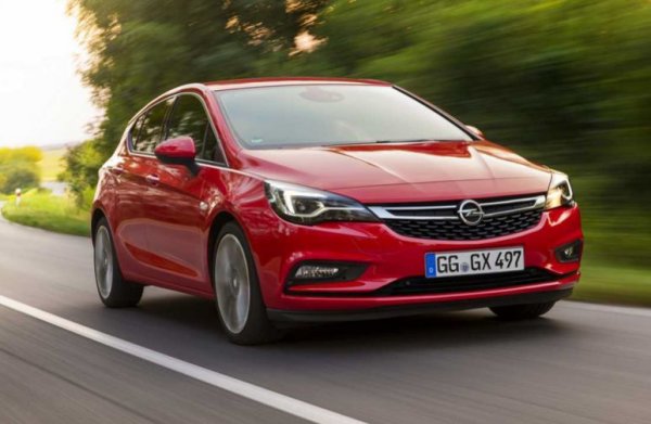 В момента се произвежда и продава осмата генерация на Astra. Този модел започва живота и под името Kadett, който води началото си още от 1936 г. Едва през 1962 г. автомобилът получава самостоятелност с появата на Kadett A. Това е компактен модел д двигател под 1 литър. В Astra се превръща 4-ата генерация на Opel Kadett (тя получава индекс D). А последното поколение е на пазара от 2015 г.